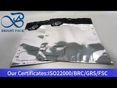 Silberner, dreiseitig versiegelter Beutel mit klarem Fenster