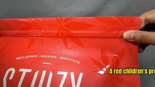 Eine rote Kinderschutztasche