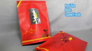 Roter selbststehender Druckverschlussbeutel für schwarzen Tee