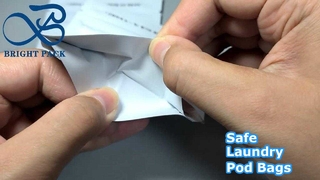 Weiße kleine kindersichere Beutel für Waschmittel in Kapselform