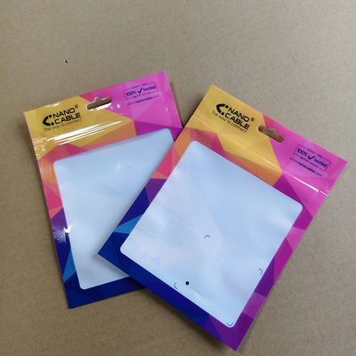 Kostengünstige Dreiseitensiegelbeutel mit gut sichtbarem Fenster für die Verpackung von kleinem Elektronikzubehör.