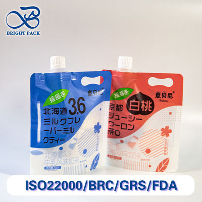 Lebensmittelechte Standbodenbeutel mit Ausgießer und Griffen für Getränkeverpackungen sind recycelbar und auslaufsicher.