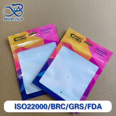 Kostengünstige Dreiseitensiegelbeutel mit gut sichtbarem Fenster für die Verpackung von kleinem Elektronikzubehör.